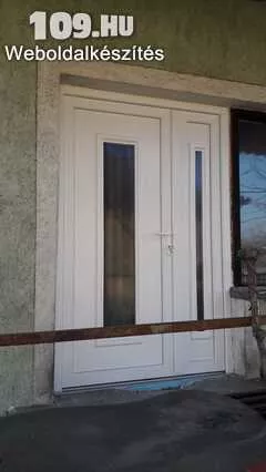 Kétszárnyú, műanyag bejárati ajtó